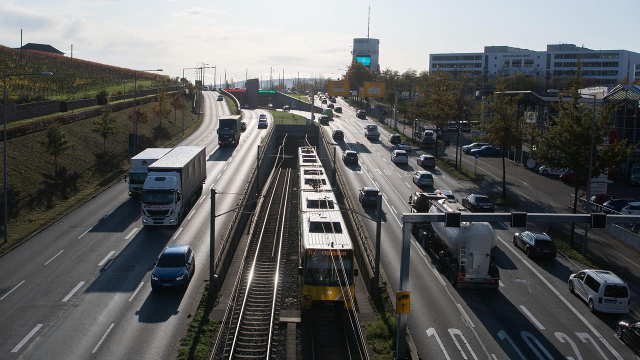 Eine Stadtbahn fährt auf dem Pragsattel neben der B27.