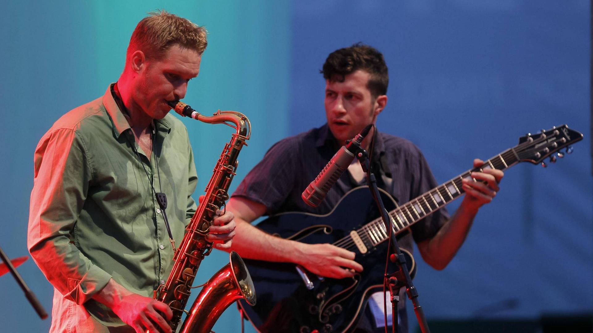 Philipp Gropper (Saxofon, li.) und Ronny Graupe (Gitarre) der Band Hyperactive kid (Berlin).