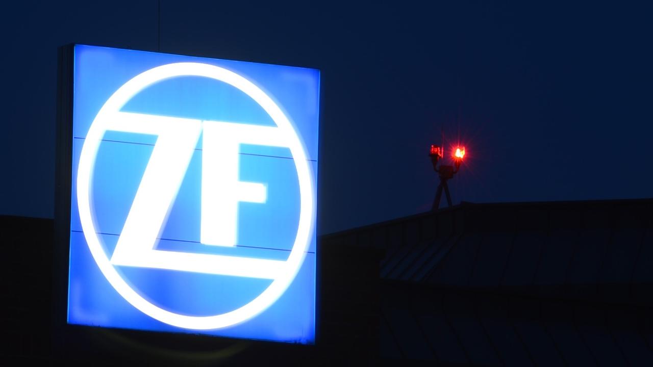 Das Logo der ZF Friedrichshafen AG auf dem Forschungs- und Entwicklungszentrum in Friedrichshafen.