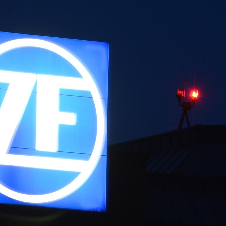 Das Logo der ZF Friedrichshafen AG auf dem Forschungs- und Entwicklungszentrum in Friedrichshafen.