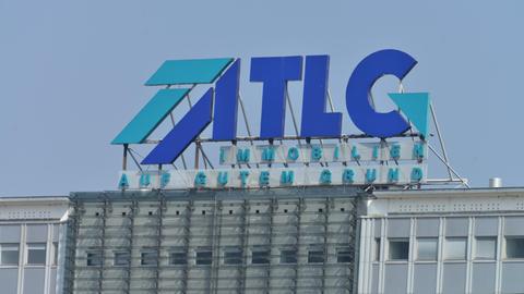 Das Logo der TLG Immobilien auf einem Bürogebäude
