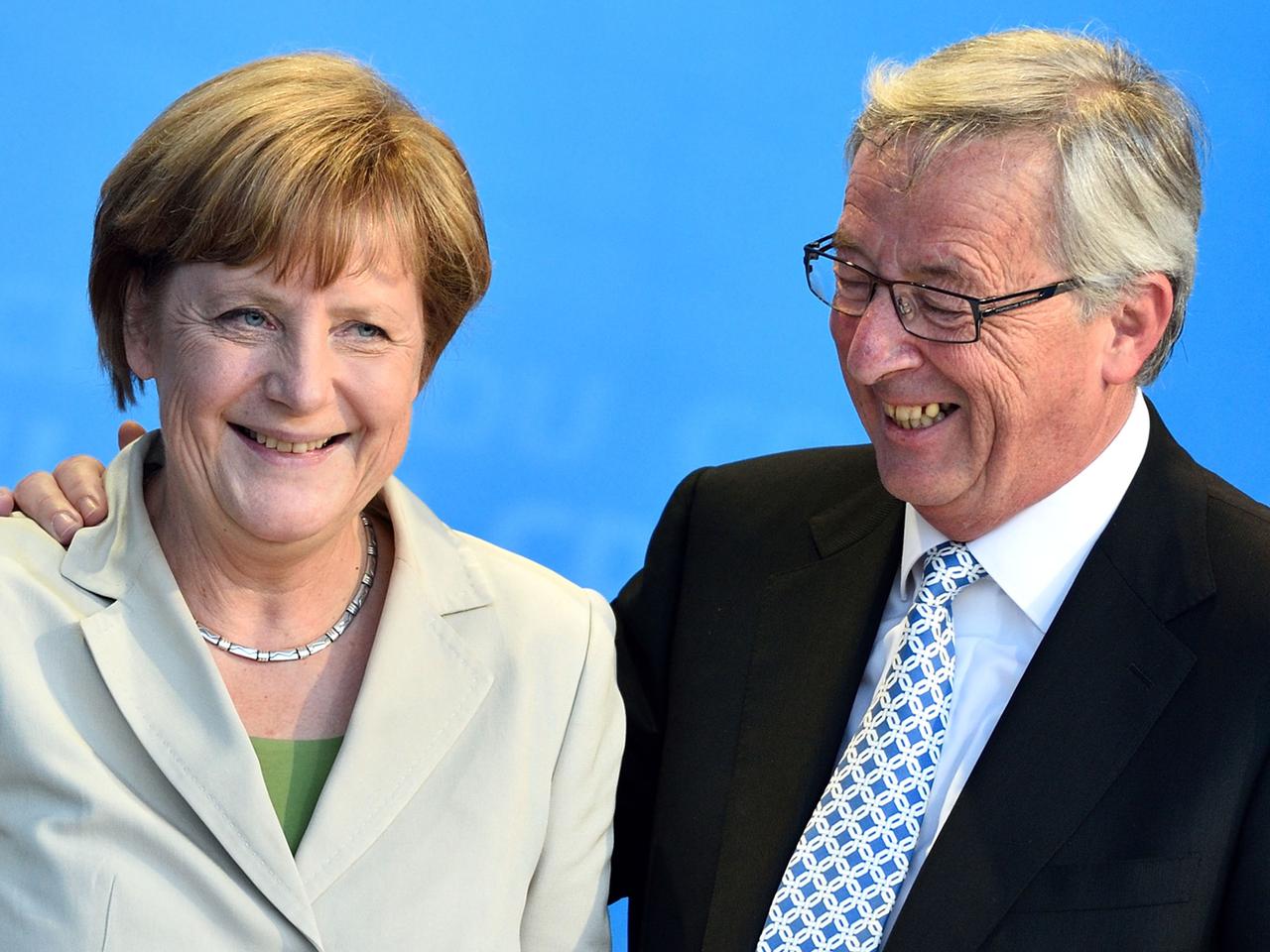 Kanzlerin Angela Merkel mit Jean-Claude Juncker während des Wahlkampfes zur Europawahl