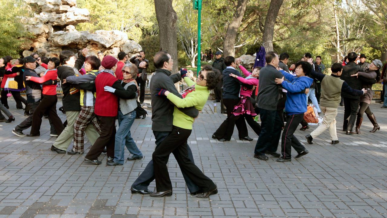 Chinesische Senioren tanzen in einem Park in Peking.