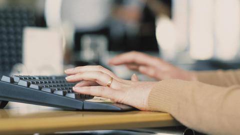 Frau, Arbeit, Computer, Detail, Hände, Tastatur Business, Büro, Büroangestellte, Angestellte, Arbeitsplatz, Beruf, Sekretärin, Dateneingabe, Datenverarbeitung, schreiben, Computertastatur, Geschicklichkeit, Geschwindigkeit (Foto: picture alliance / Sammy / VisualEyze) | Verwendung weltweit, Keine Weitergabe an Wiederverkäufer.