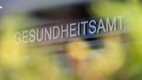 Ein Schriftzug weist auf das Gesundheitsamt Karlsruhe hin