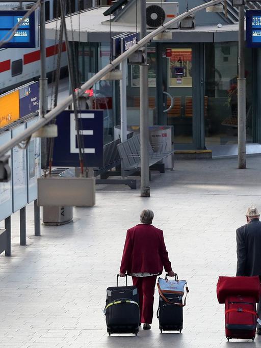 Nur wenige Fahrgäste sind am Vormittag während eines Streiks der Lokführer auf dem Hauptbahnhof in Hamburg unterwegs.