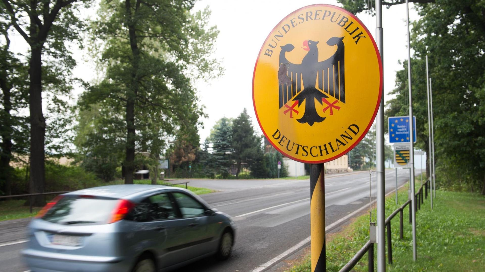 Ein Auto fährt am 14.09.2015 über die deutsch-tschechische Grenze bei Hellendorf (Sachsen.