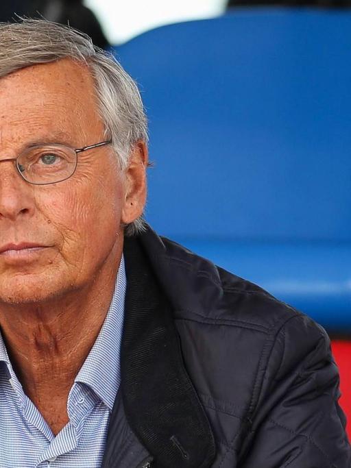 Der CDU-Politiker Wolfgang Bosbach auf der Tribüne im Stadion von Bayer Leverkusen.