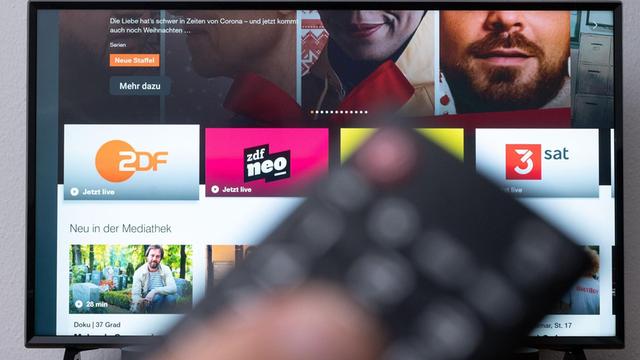 Auf dem Fernseh-Bildschirm sind Sender zu sehen.