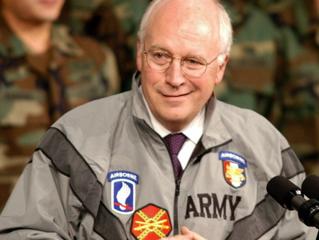Der ehemalige US-Vizepräsident Richard "Dick" Cheney besucht am 27.1.2004 das Hauptquartier der südeuropäischen Einsatzkräfte (SETAF) der US-Armee in Vicenza.