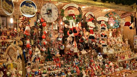 Deko-Angebote auf dem Weihnachtsmarkt auf dem Marienplatz in München.