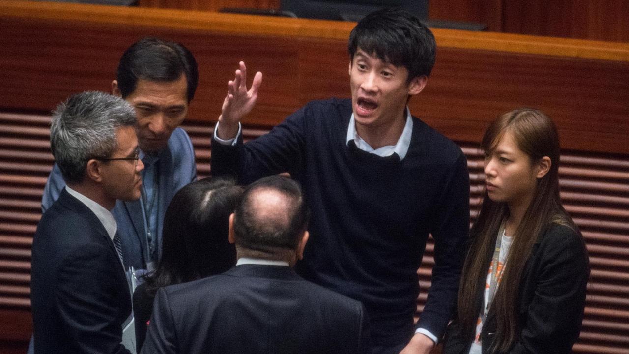 Die Mitglieder des Legislativrates in Hongkong, Xiu Chung-Yim, Sixtus Leung und Yau Wai-ching protestieren am 12.10.2016 für die Unabhängigkeit Hongkongs von China.