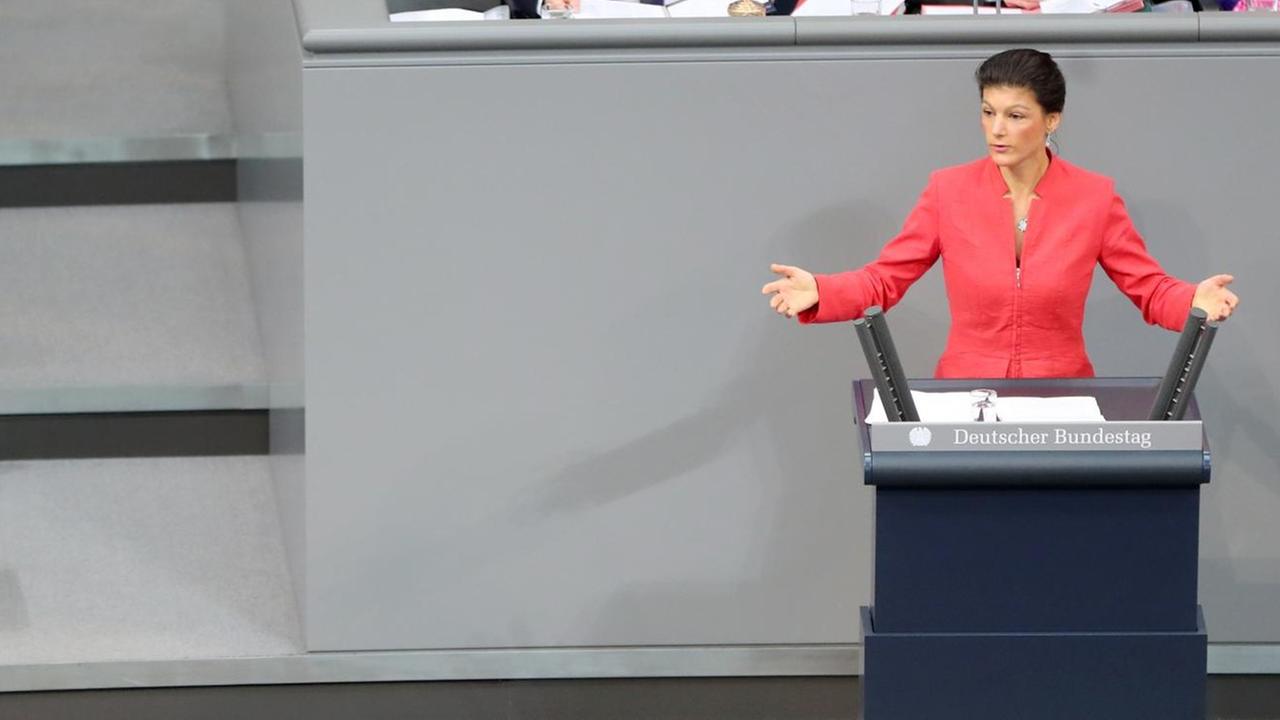 Die Linken-Fraktionsvorsitzende Sahra Wagenknecht griff die Politik von Bundeskanzlerin Angela Merkel (CDU) im Bundestag scharf an.