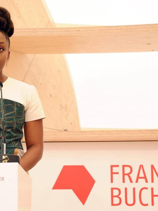 Eröffnungsrede auf der Frankfurter Buchmesse: Chimamanda Ngozi Adichie aus Nigeria hat einiges zu sagen über Themen, die brandaktuell sind - Migration, Rassismus oder Frauenrechte.