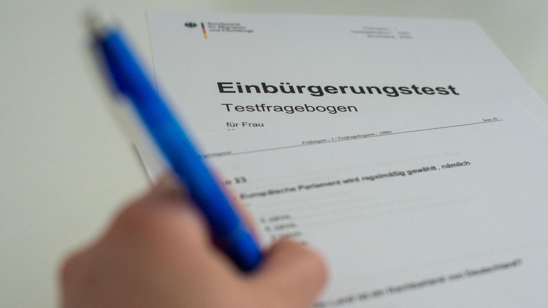 Ein Testbogen eines Einbürgerungstests wird ausgefüllt.
