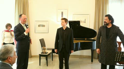 v.l.n.r.: Zinah Zakariya (Mitarbeiterin der Botschaft), Ekkehard Brose (Botschafter), Florian Heinisch (Piano), Karim Wasfi (Violoncello)