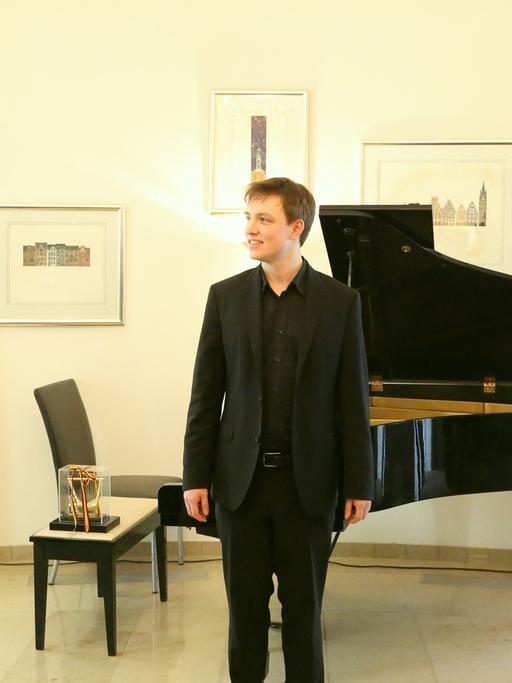 v.l.n.r.: Zinah Zakariya (Mitarbeiterin der Botschaft), Ekkehard Brose (Botschafter), Florian Heinisch (Piano), Karim Wasfi (Violoncello)