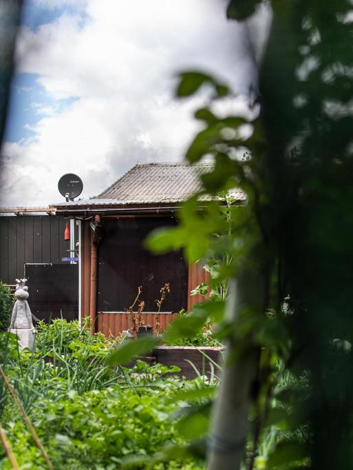 Ein Gartenkoloniehaus ist nach der Verhaftung von 11 Personen in einem pädophilen Fall am 7. Juni 2020 in Münster zu sehen.