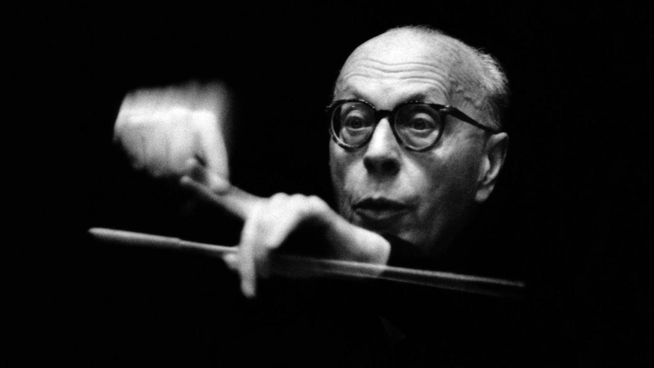 Der Dirigent George Szell 1963 bei einer Probe mit Taktstock. Schwarz-Weiß Fotografie
