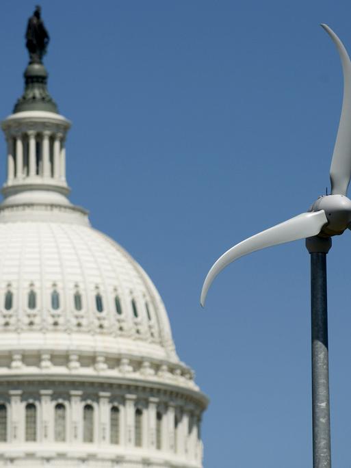 Eine Wind-Turbine im Botanischen Garten in Washington ist vor der Kuppel des US-Kapitol zu sehen.