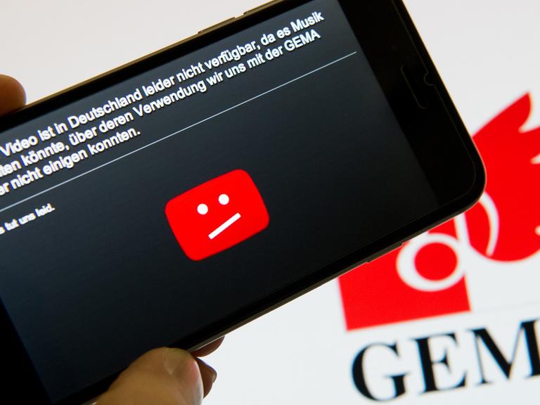 Auf einem Smartphone ist der Hinweis des Video-Portals YouTube zu sehen, nach dem ein Video in Deutschland nicht gezeigt werden darf.