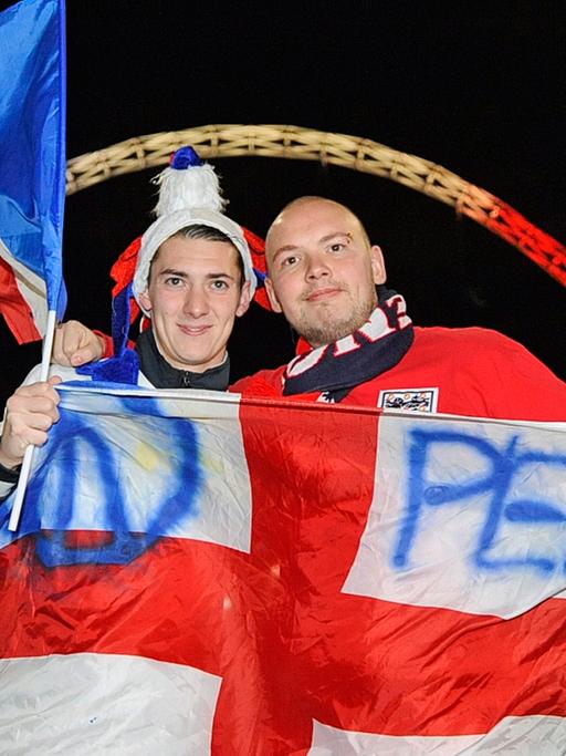 Ein französischer und ein englischer Fußballfan vor dem Wembley-Stadion vor dem Anpfiff zum Freunschaftsspiel England-Frankreich.