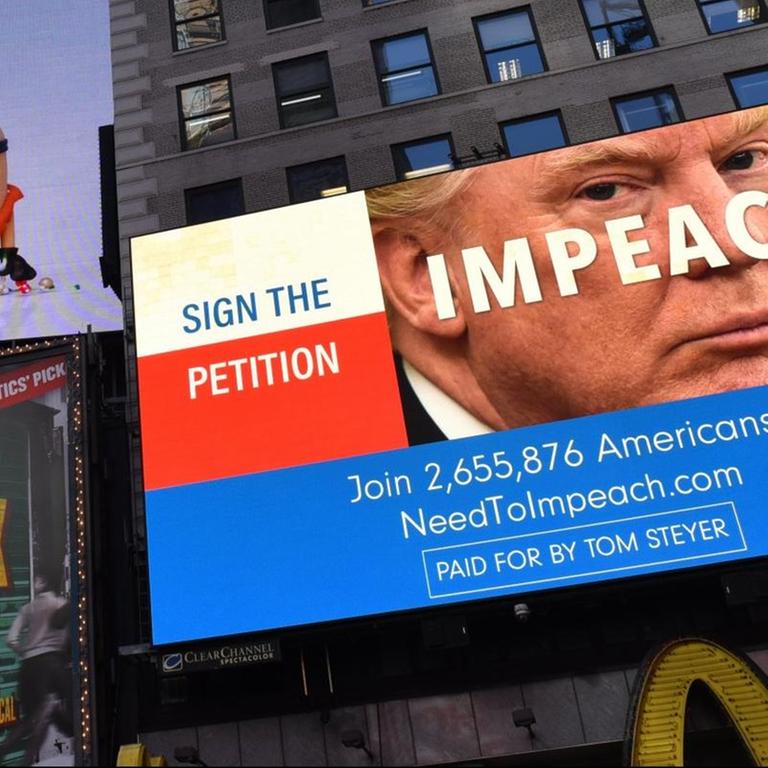 Auf der Werbetafel prangt ein Bild von Trump. Über das Gesicht ist das Wort "Impeach!" geschrieben. Links daneben steht: "Unterschreibe die Petition"