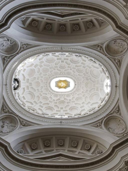 Blick in eine oval gestaltete Kuppel einer barocken Kirche.