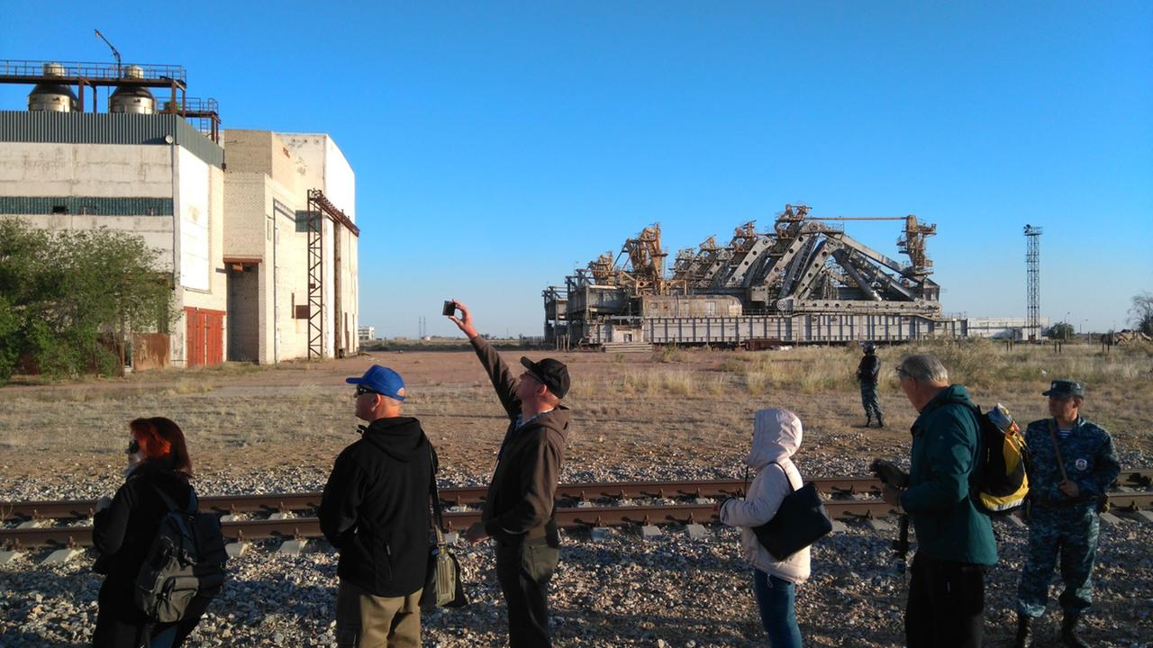 Das Gerüst zum Transport der Energija-Rakete mit Buran steht noch immer neben der Montagehalle in Baikonur