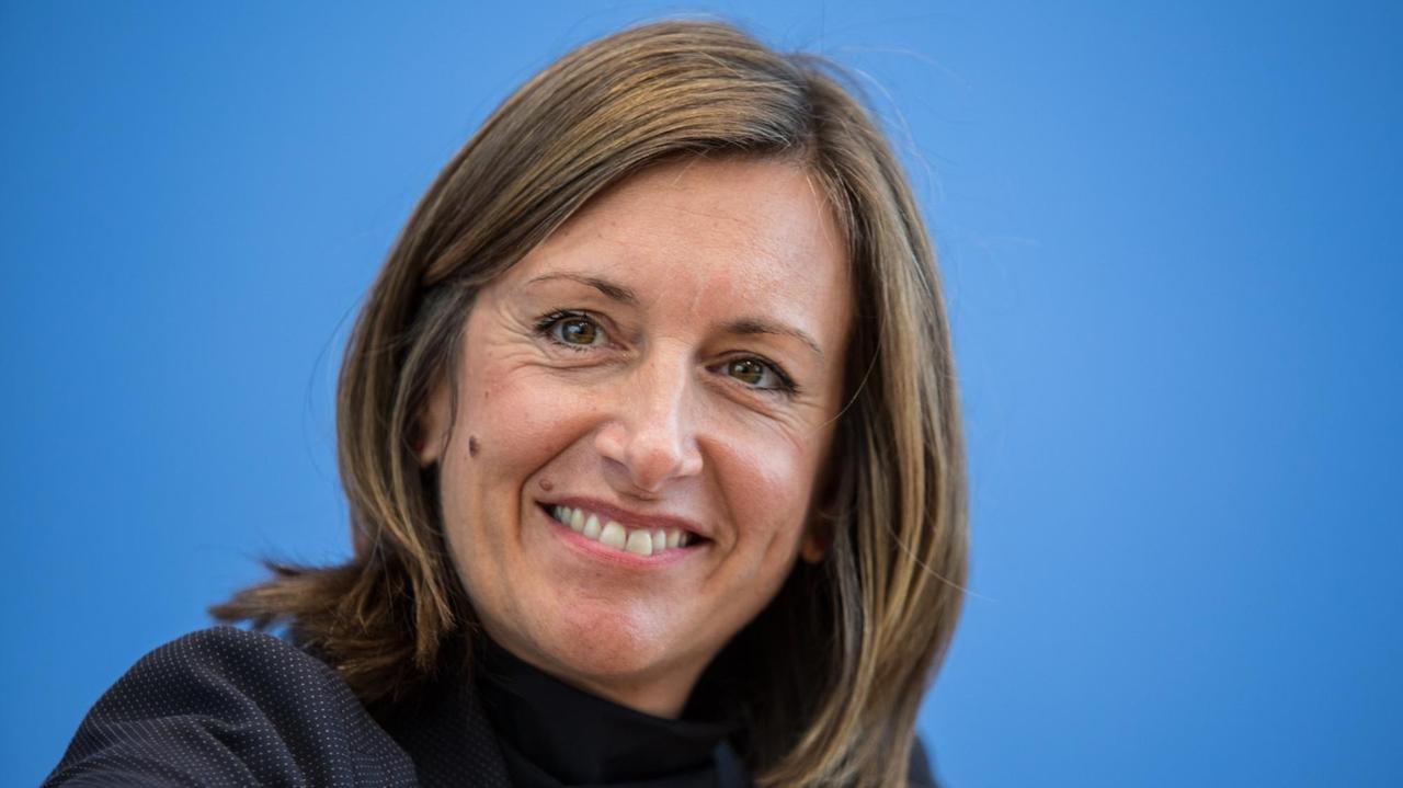 Portrait Vize-Regierungssprecherin Ulrike Demmer