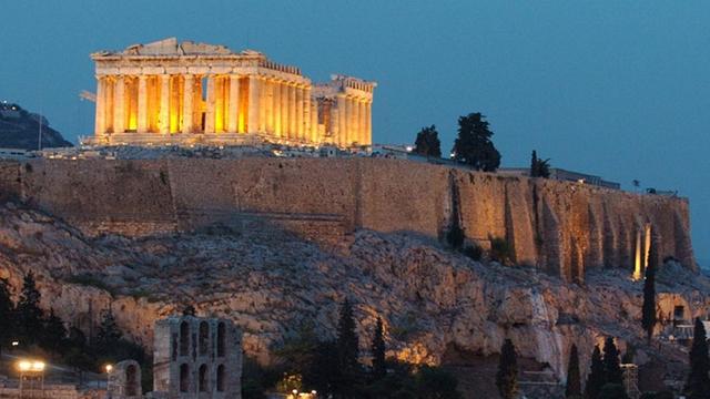 Die beleuchtete Akropolis über der Altstadt von Athen.