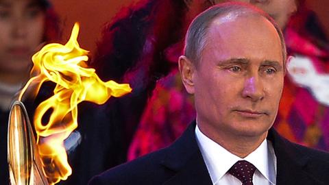 Russlands Präsident Wladimir Putin mit der Olympischen Fackel: Russland will einen Längenrekord aufstellen