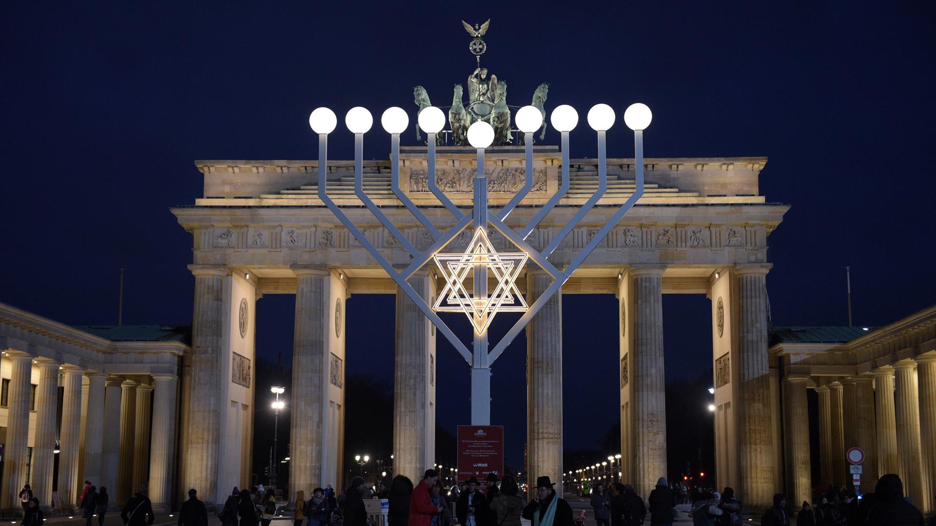 Ein Chanukka-Leuchter auf dem Pariser Platz am Brandenburger Tor in Berlin, Dezember 2014