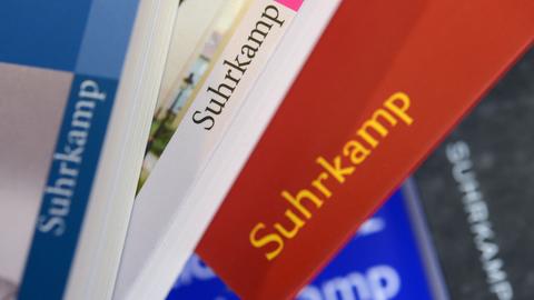 Bücher des Suhrkamp-Verlags liegen am 13.02.2013 in einer Buchhandlung in Frankfurt am Main (Hessen) auf einem Tisch.