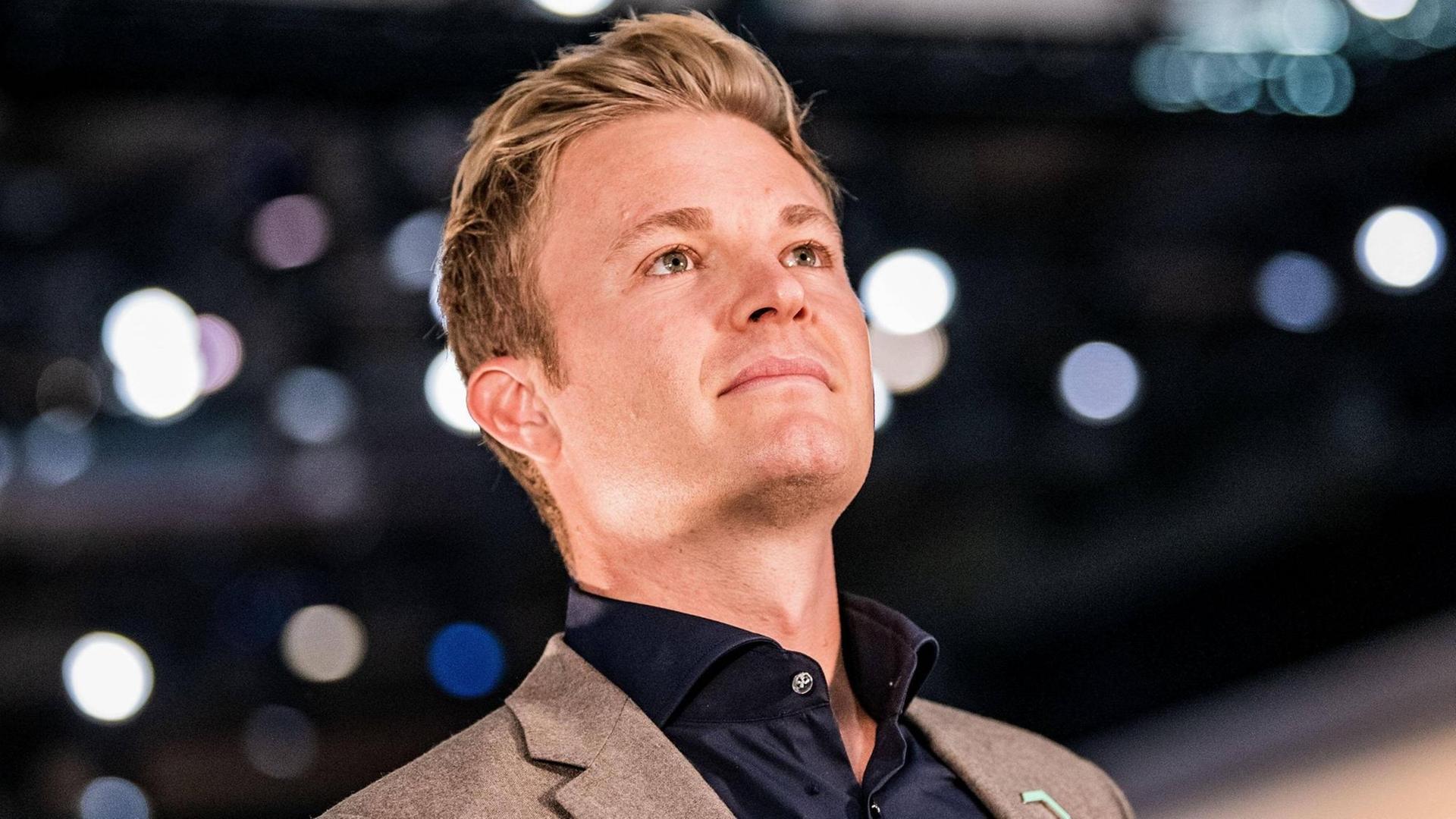 Nico Rosberg schaut auf der IAA nach oben.