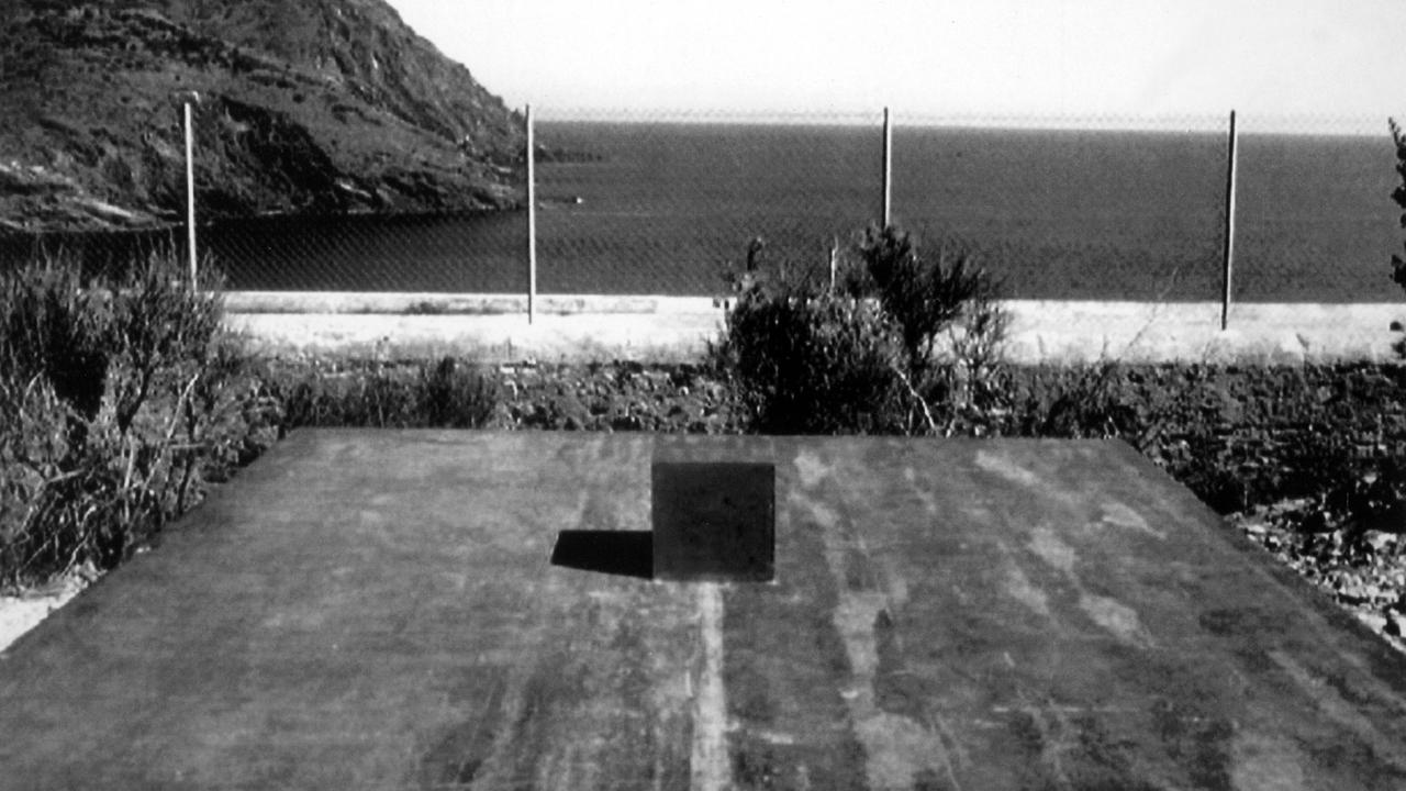 Eine rechteckige Stahlplatte markiert auf dem Friedhof von Port Bou das Denkmal "Passagen" von Dani Karavan, das an den deutschen Literatur- und Kulturkritiker und Essayisten Walter Benjamin erinnert.