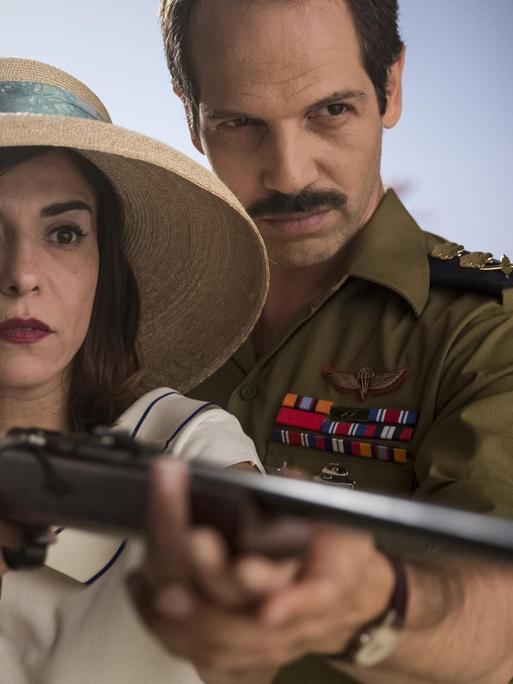 Eine Szene aus Sameh Zoabis Komödie "Tel Aviv On Fire": Auf dem Bild sind die Schauspieler Lubna Azabal und Yousef Joe Sweid zu sehen