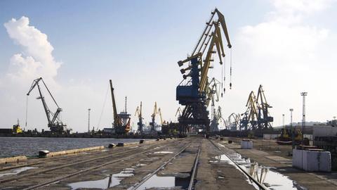 Kräne im Hafen von Mariupol