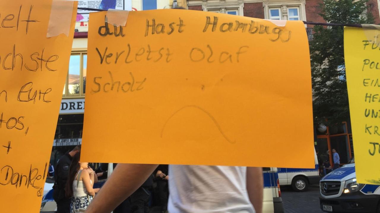 Transparent von Kindern mit Aufschrift "du Hast Hamburg Verletst Olaf Scholz :-("
