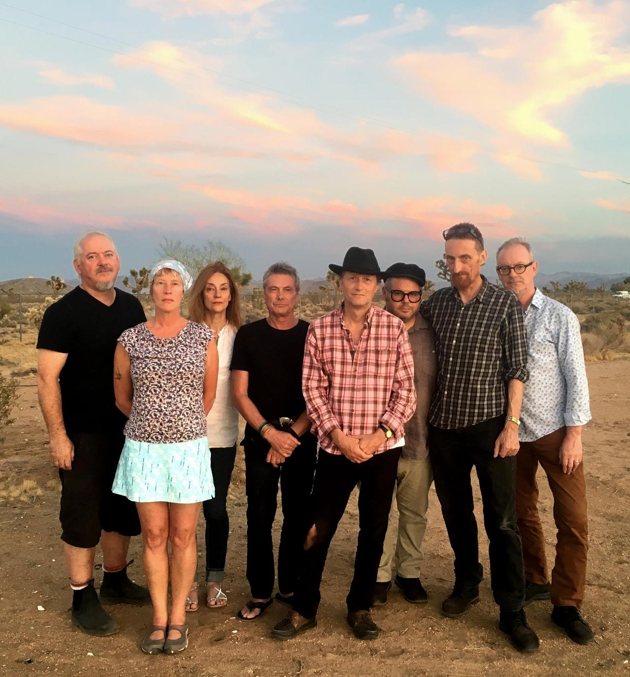 The Mekons 2019 - die acht Bandnmitglieder in der Joshua-Tree-Wüste in Kalifornien