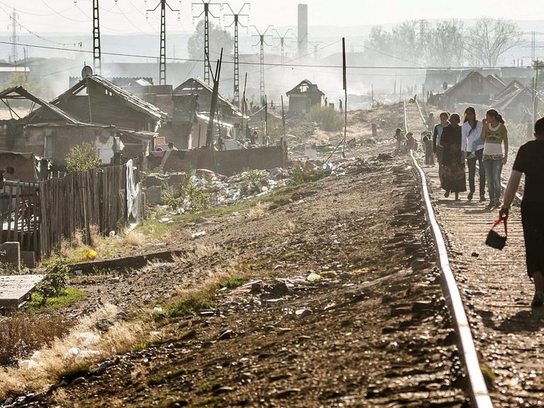 Ein Slum in Baia Mare im Nordwesten Rumäniens. Roma laufen zwischen den Gleisen einer Eisenbahn.