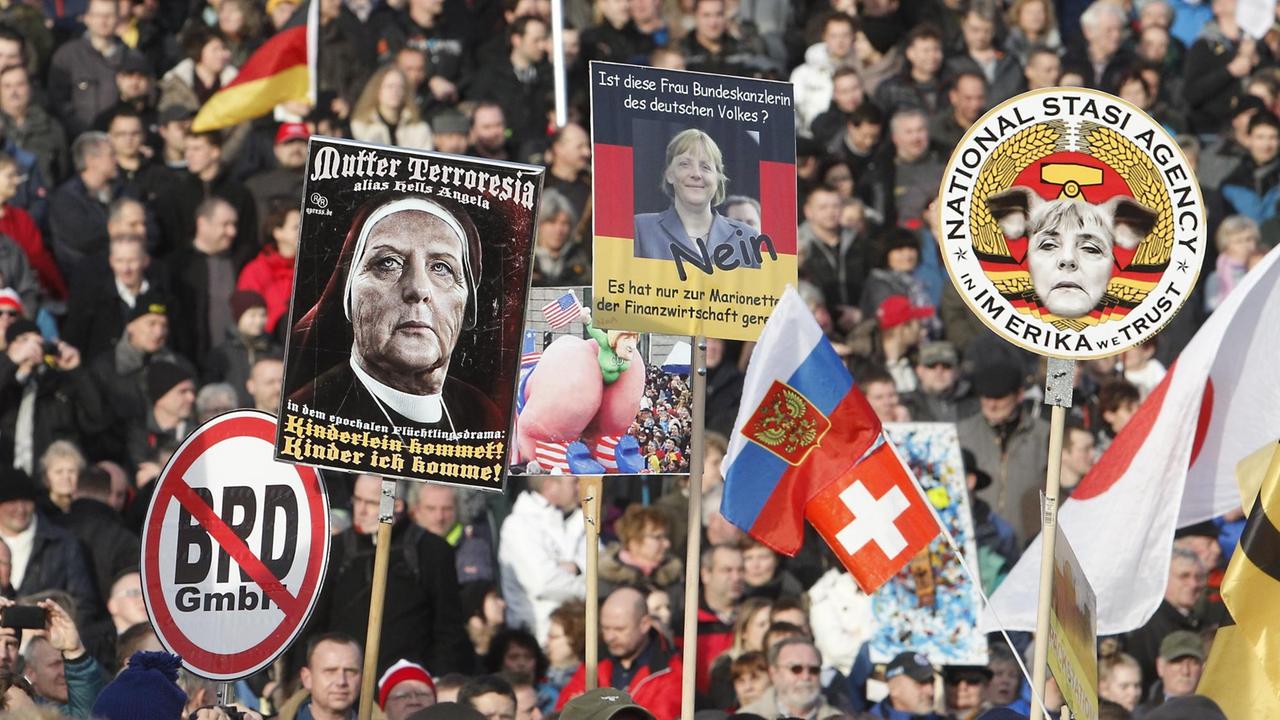 Teilnehmer einer Kundgebung der Pegida-Bewegung haben sich am Königsufer in Dresden versammelt.