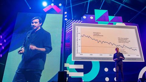 Der Multimediakünstler und Bestseller-Autor James Bridle im Mai 2019 auf der TNW (The Next Web) Konferenz in Amsterdam.