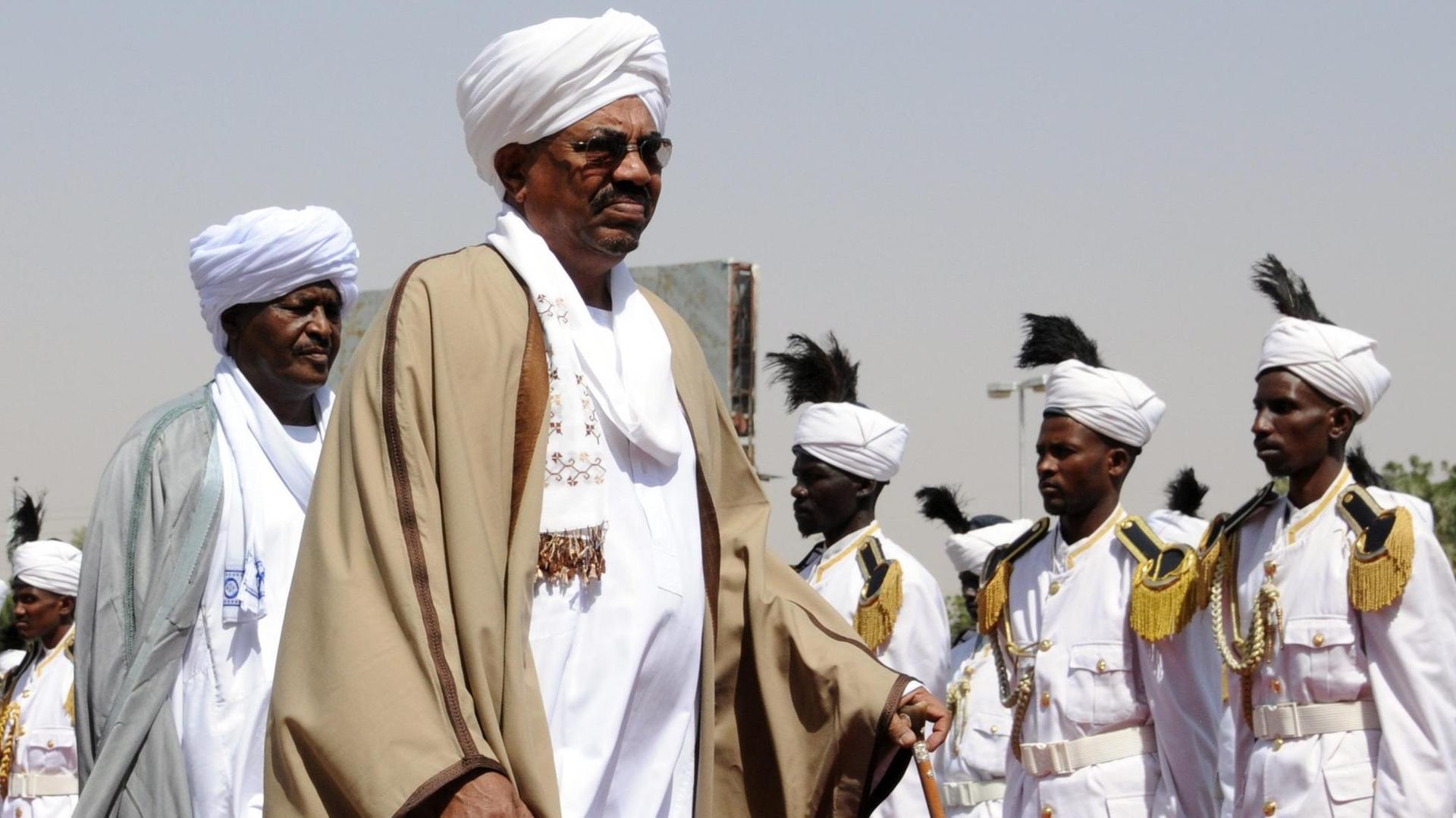 Sudans Präsident Omar Al-Baschir besucht am 12.10.2010 in Khartoum, Sudan das Militär.