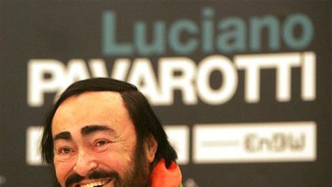 Auch die Sangeskunst des Startenors Luciano Pavarotti wird von den italienischen Fernsehkritikern genau nunter die Lupe genommen.