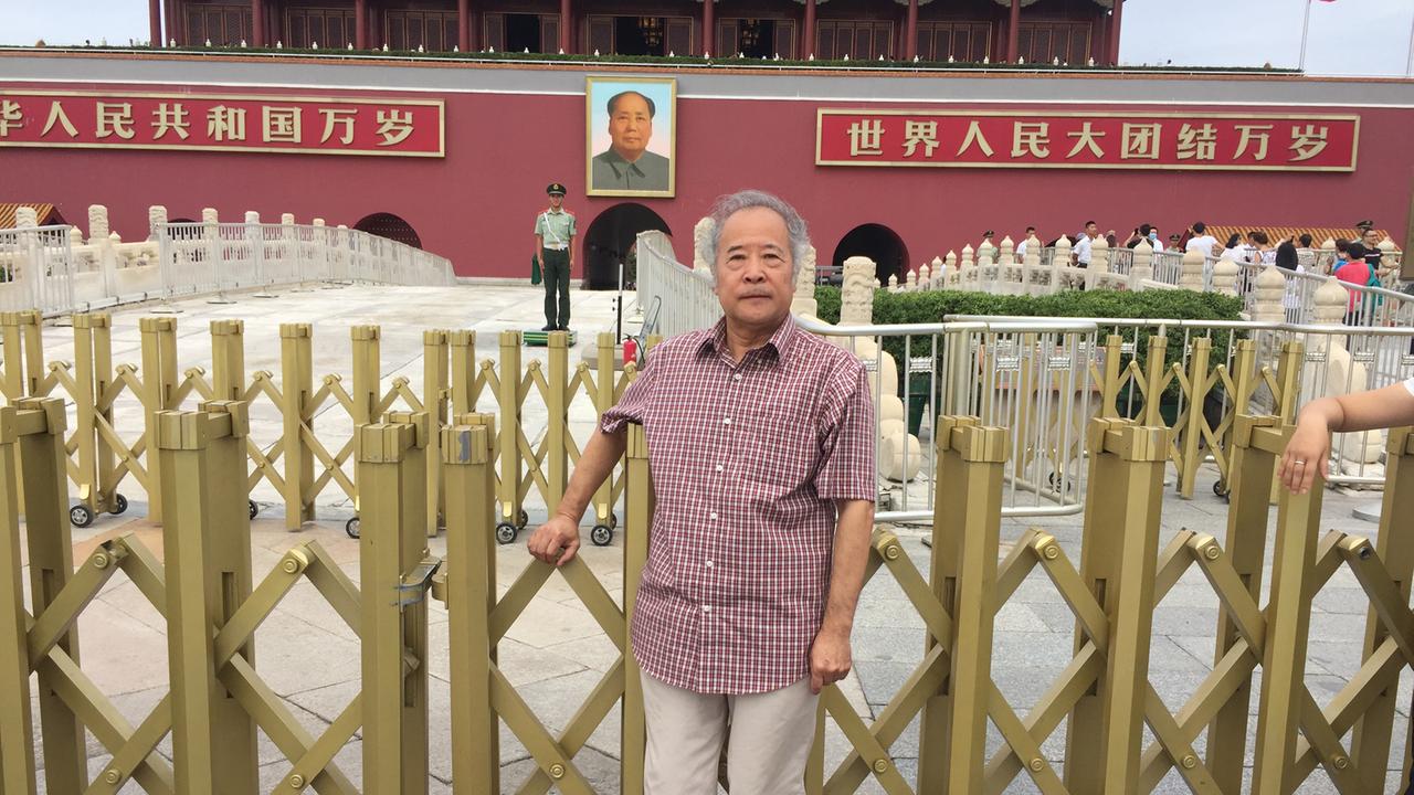 Der Maler des Mao-Porträts, Ge Xiaoguang, vor seinem Werk.