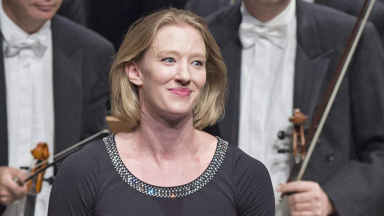 Generalmusikdirektorin und Dirigentin Joana Mallwitz und das Philharmonische Orchester Erfurt beim Festakt zum Tag der deutschen Einheit am 03.10.2014 im Theater Erfurt