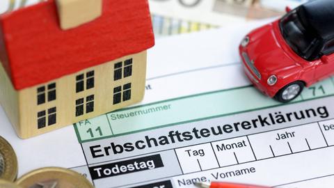 Wer erbt, muss eine Erbschaftssteuererklärung beim Finanzamt einreichen.