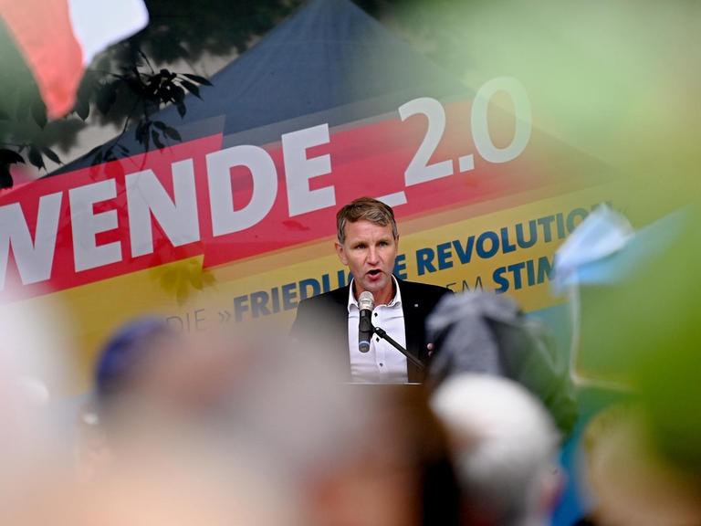 03.10.2019, Thüringen, Mödlareuth/Töpen: Der Spitzenkandidat der AFD-Thüringen Björn Höcke hält eine Rede. Am Tag der Deutschen Einheit hat die AFD bei einer Kundgebung im ehemals geteilten Dorf Mödlareuth eine "Wende 2.0" gefordert.