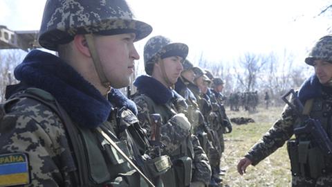 Ukrainische Soldaten verlassen die Krim.